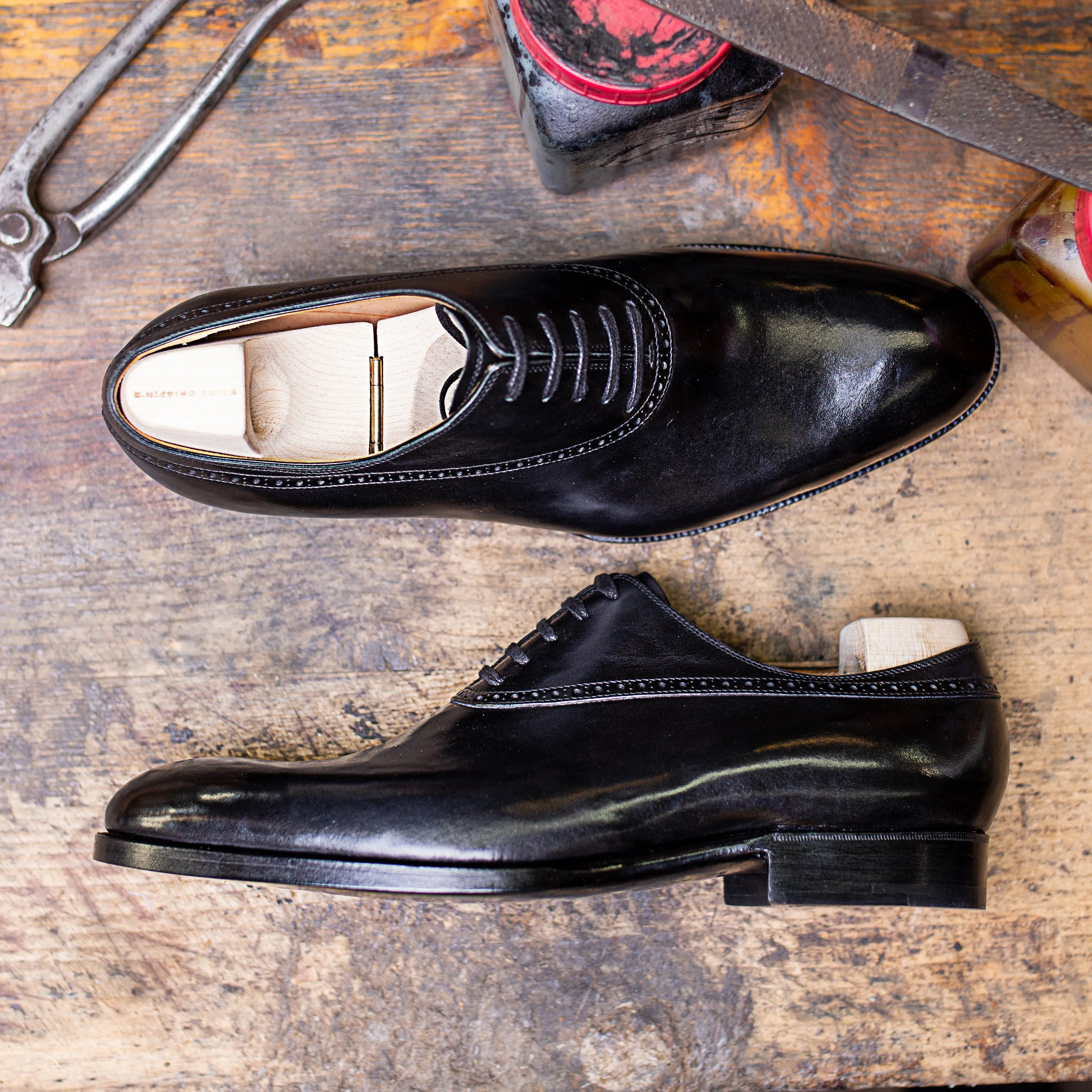 Elegant dress Oxford with lower, brogued topline