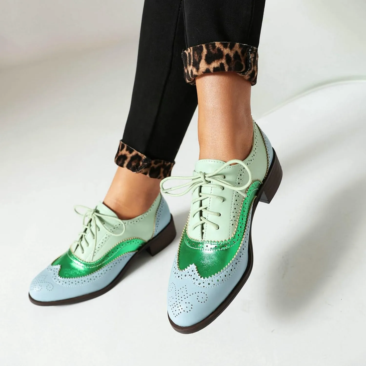 LUXMAX Women Lace Up Oxford Shoes Flats Wingtip Brogues Shoes Low Chunky Heel Vintage Saddle Shoes