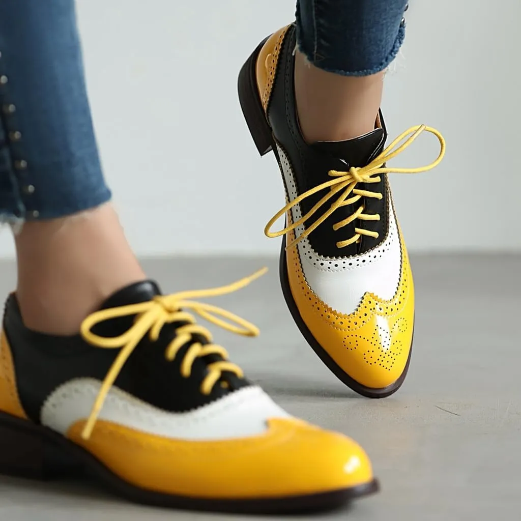 Women's Flat Saddle Oxford Shoes Two Toned Round Toe Wingtip Lace Up Perforated Low Heel School Oxfords Brogues